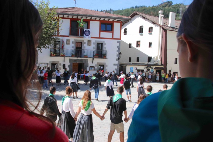 46 gaztek parte hartu dute Irurako Dantza-Sokan - 2