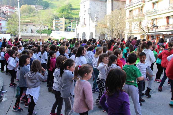 Txikienek eman diote hauspoa 41 1555155558652