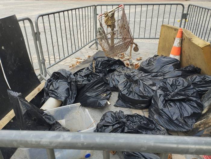 Ibaian bildutako zaborrak plazan ikusgai