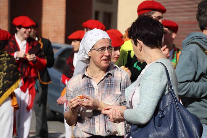 Dantzatzen duen herria 2 1581859422429