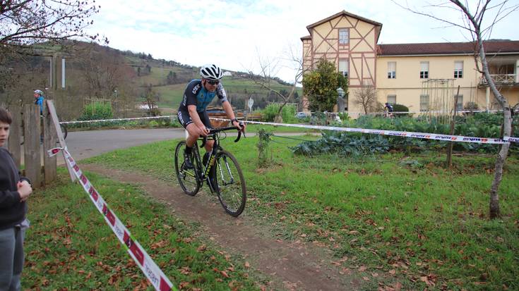 Iurreamendi inguruan berriro ziklo-krosaren ikusgarritasuna