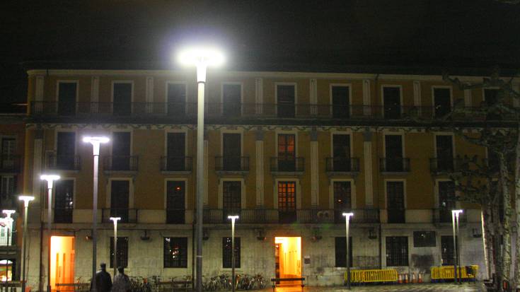 Tolosako eraikin publikoetako argiak itzaliko dituzte bihar