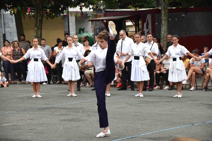 Soka dantzak jende ugari bildu du Errebote plazan - 3