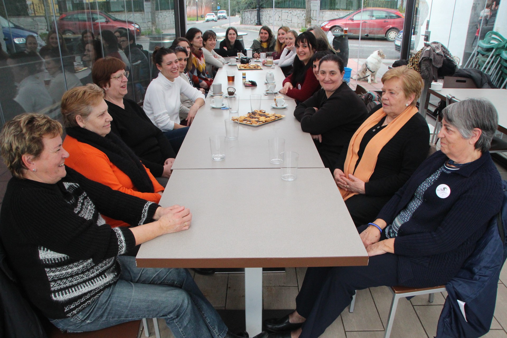 Merienda hartu eta tertulian aritzeko elkartu dira emakumeak Ostatuan