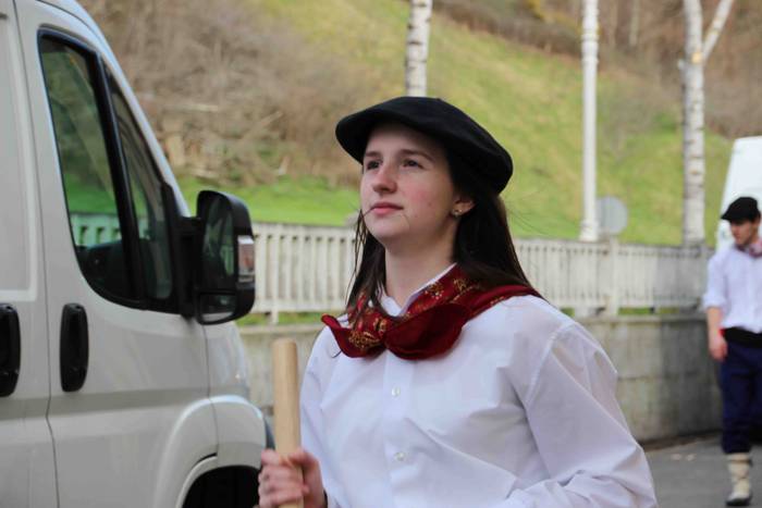 Ajerik gabe, makila eta lau  60 1551618133199