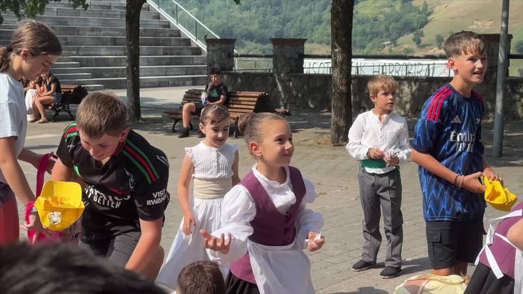 Mus partidak, gozoki festa eta dantza saioa, saninazioak hasteko