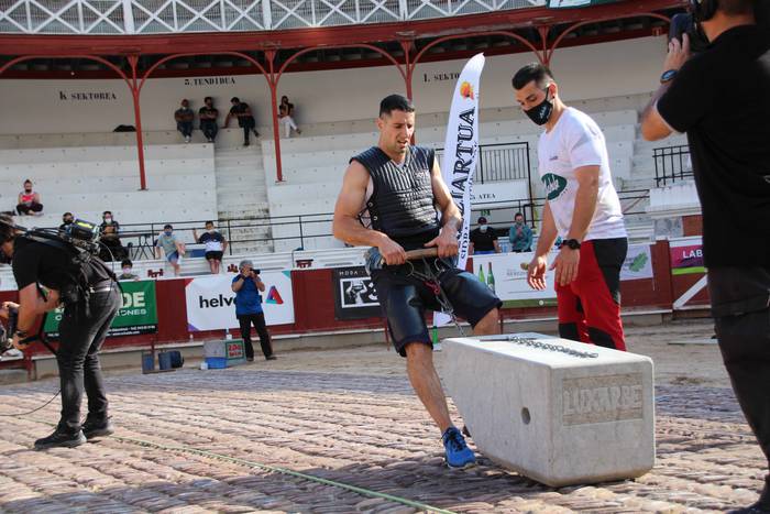 Izetatarrek jantzi dute txap 60 1624130532677