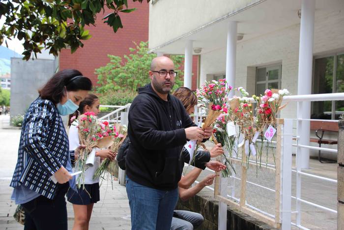 Esker hitzak, loreekin 12 1592050820068