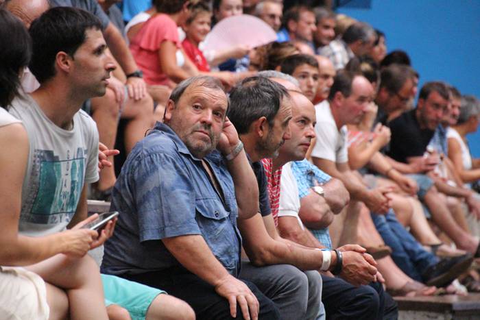 Herriko semea bultzatzen 1 1472060633547