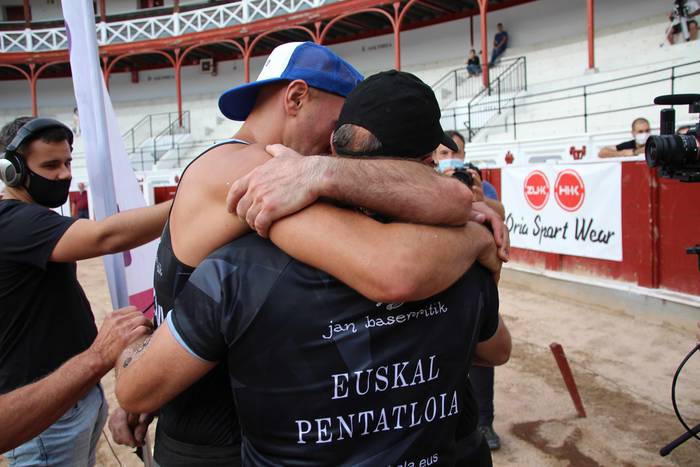 Izetatarrek jantzi dute txap 84 1624130541819