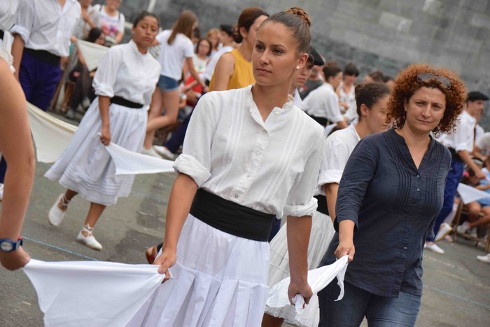 Soka dantzak jende ugari bildu du Errebote plazan - 73