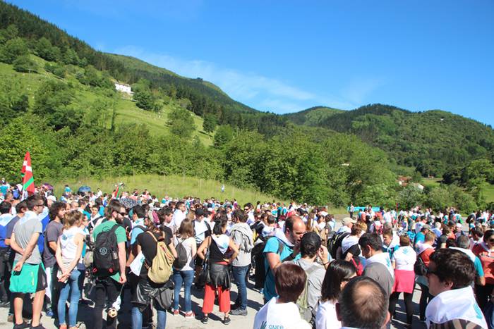 Eskuak batuta, desio bakarre 17 1528640575736