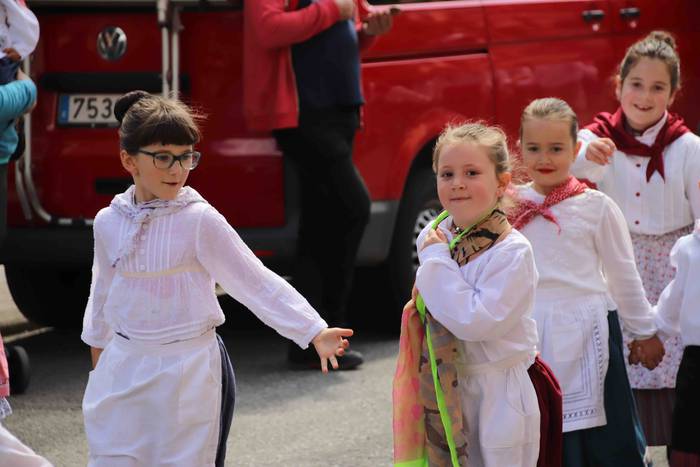 Dantzan ospatu dute Sutarrir 11 1557663336175