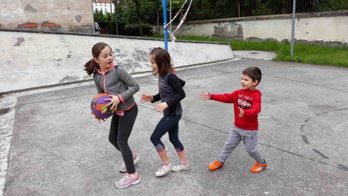 Haurrak kalera atera dira 25 1587900345847