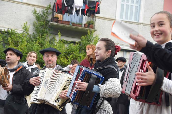 Ibarrako Uzturpe ikastolakoak gabon eskean 39 1545653480560