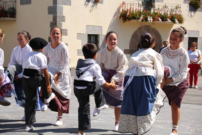 Axeriak dantzan Adunan 34 1471260882849