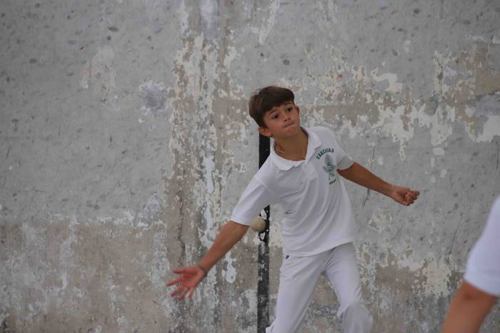 Zuriz jantzi zen Berrobiko f 2 1567409242204