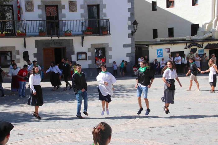 46 gaztek parte hartu dute Irurako Dantza-Sokan - 40