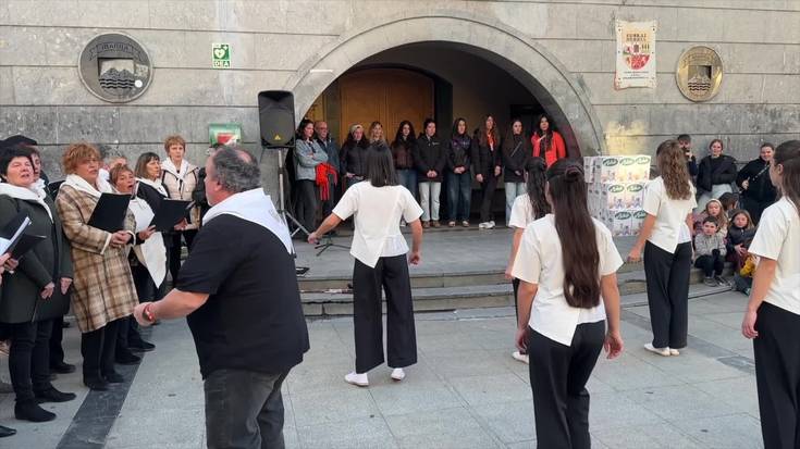 Ibarra Sokatira Taldekoei omenaldia iruditan