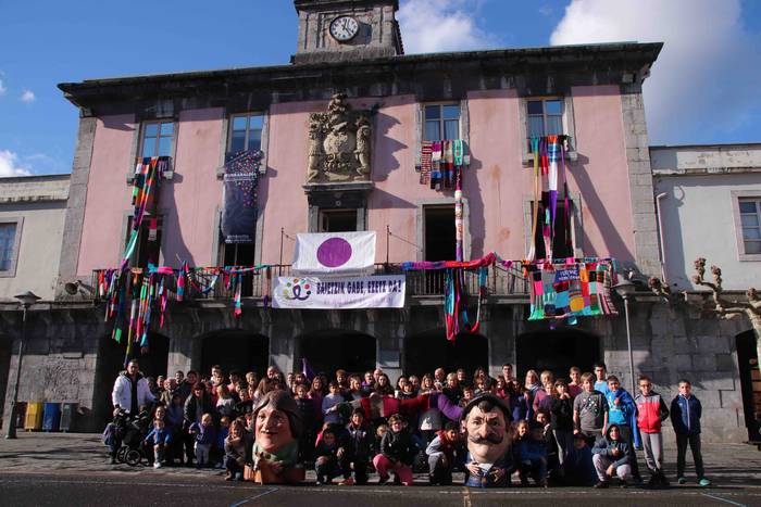 'Gora emakume anitzak eta go 1 1542976361866