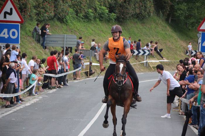 Zaldi gainean lasterka Abalt 29 1498413188146