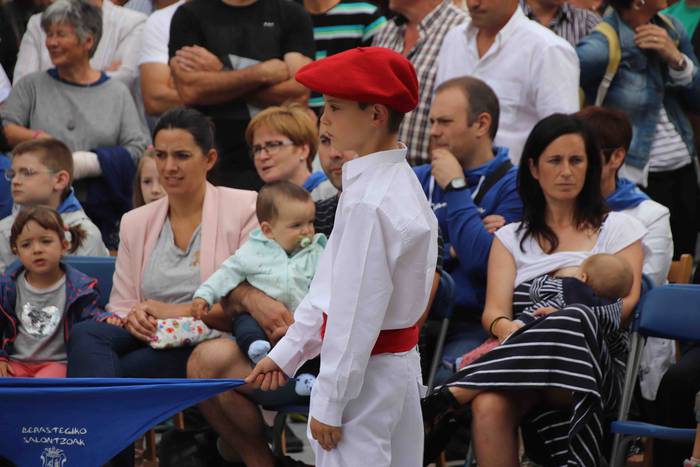 Dantzak, txistuak eta trikit 82 1565549119714