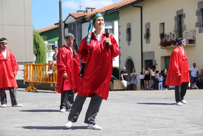 Emakumeak Adunako Axeri-dantzan, lehen aldiz - 81