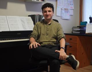 «Oso gustura nago idazten ari naizen musikarekin»