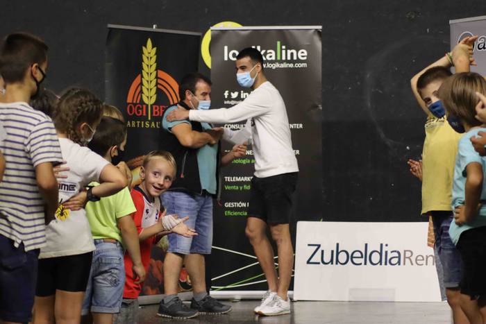 Txapelak jantzi dituzte Amez 19 1632682646564