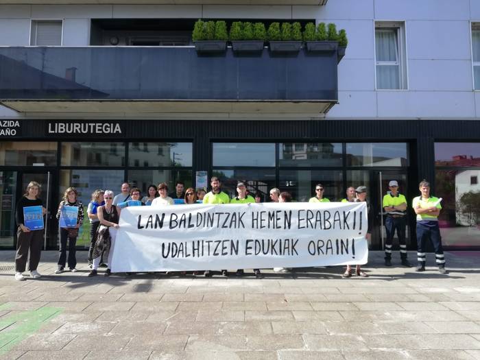Udaletako langileek lanuzteak egin dituzte lan hitzarmena berritzea eskatzeko