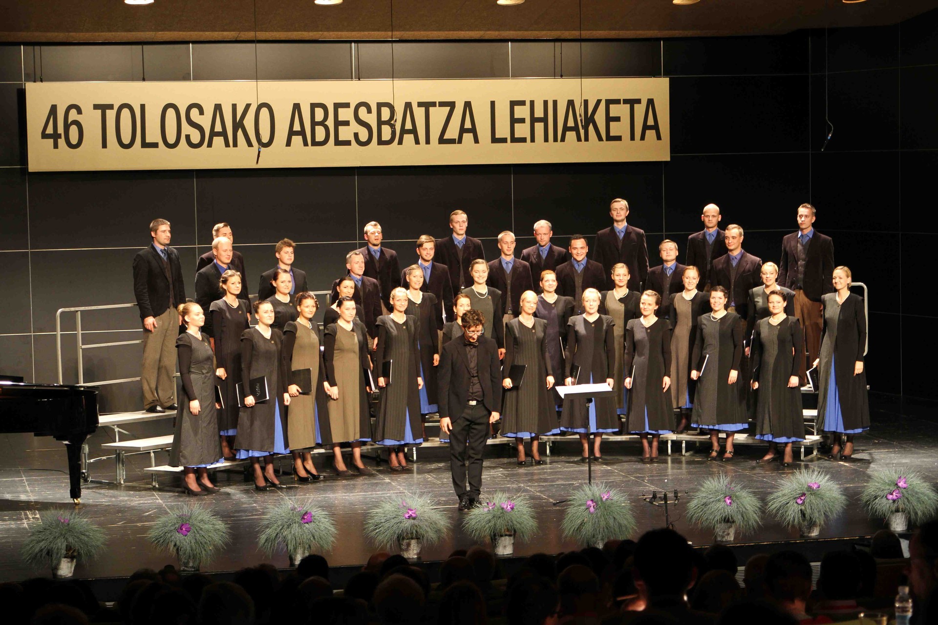 Ostiraleko bost abesbatzak, bost kantutan
