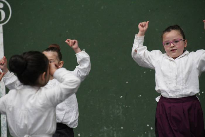 Bukalaik dantzari txikiz bet 31 1525522106848