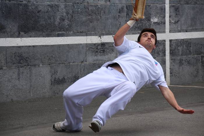 Behar Zana 70. urteurrena errebotea 37 1465127732307