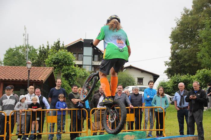 Erakustaldi batekin hasi dir 15 1496515010706