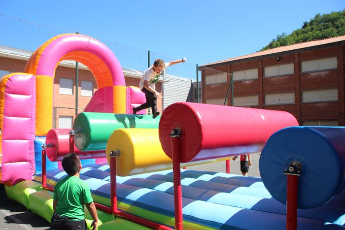 Haurrak jolasean, helduak jan eta edanean 6 1468671821561