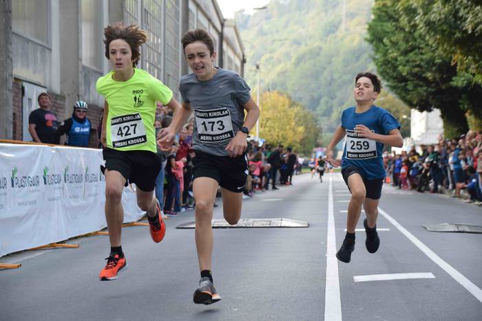 Gozatu egin dute txikienek S 45 1634039495969