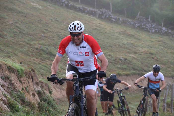 Mendi bizikleta lasterketare 50 1660377635352