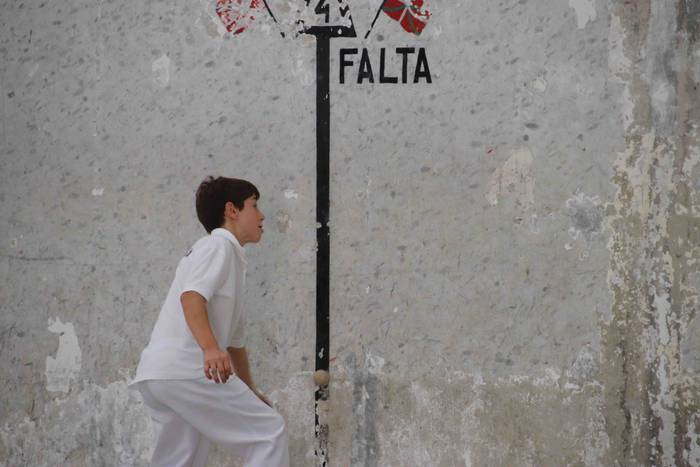 Zuriz jantzi zen Berrobiko f 22 1567409260692