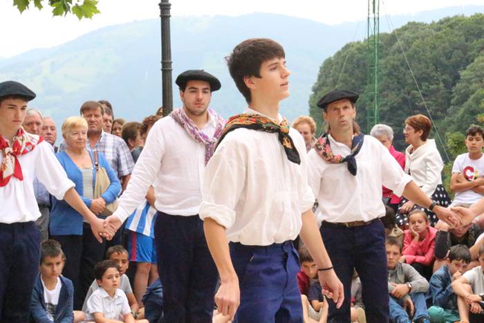 Jaietako egun handia ospatzen ari dira Asteasun 14 1467203389069