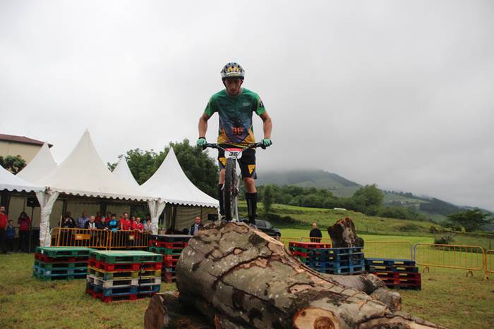 Erakustaldi batekin hasi dir 23 1496515062262