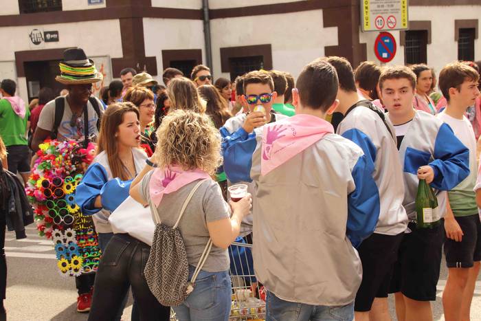 Kalean gora eta behera, kuad 66 1564506828856