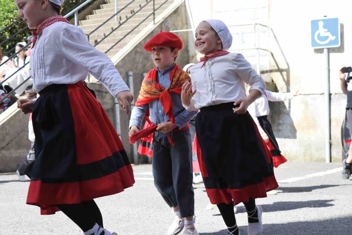 Dantzari eguna ari dira ospa 24 1652614048096