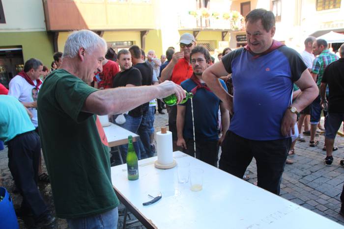 Haurrak jolasean, helduak jan eta edanean 44 1468672236714