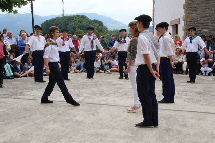 Jaietako egun handia ospatzen ari dira Asteasun 28 1467203560179