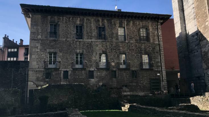 Pintura, eskultura eta olerkiak uztartuko ditu Aranburu Jauregiko erakusketa berriak