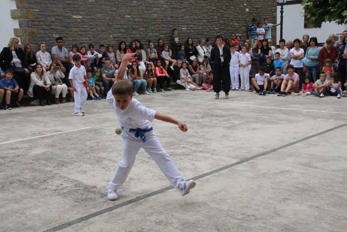 Jaietako egun handia ospatzen ari dira Asteasun 47 1467203808094