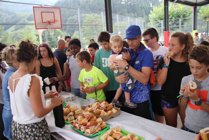 Jolasean igaro dute arratsal 70 1567097362424