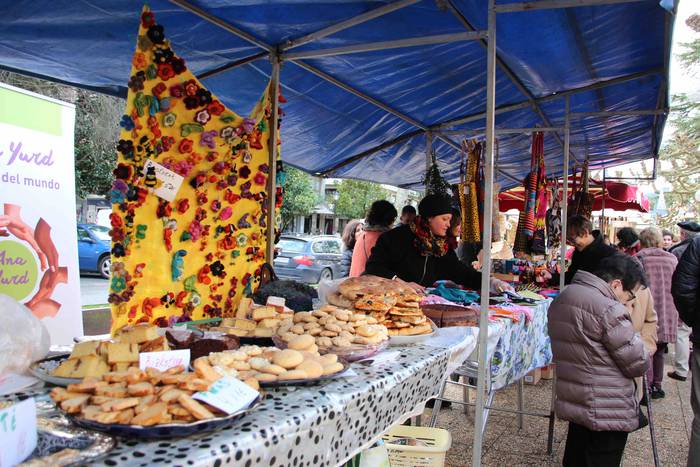 Gabonetako azokak jende asko 41 1576941767765