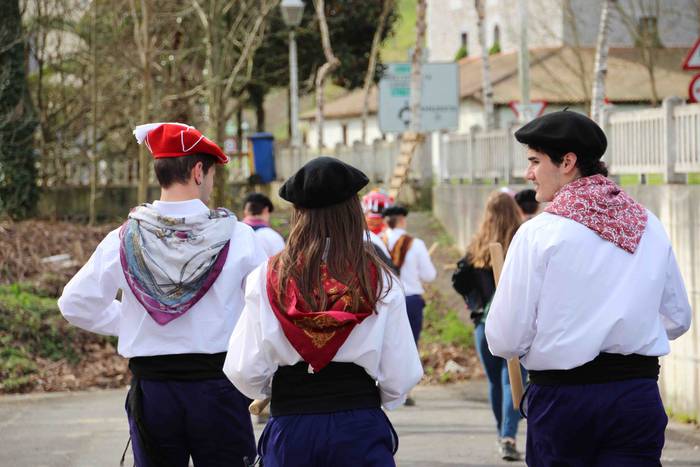 Ajerik gabe, makila eta lau  62 1551618149727