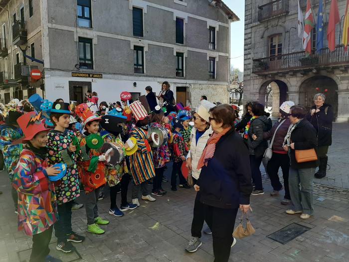 Txapel desfilea eguna alaitz 2 1582284718411